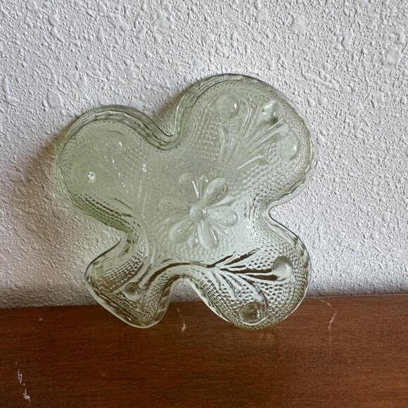 Tiara Chantilly Clover Glass Trinket Ring Dish, Snack Dish - Picture 5 of 7